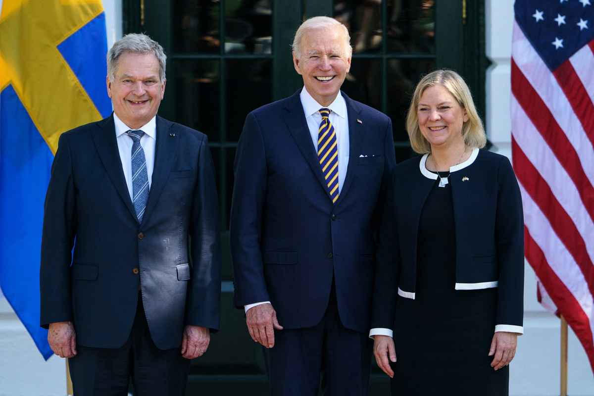 2022年5月19日，美國總統拜登（中）在華盛頓特區歡迎芬蘭總統紹利‧尼尼斯托（Sauli Niinisto，左）和瑞典首相馬格達萊‧安德松（Magdalena Andersson）來到白宮。美國全力支持瑞典和芬蘭申請加入北約。（MANDEL NGAN/AFP）