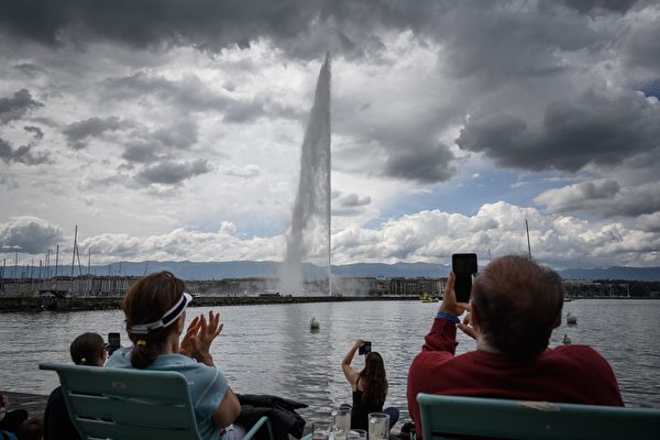 2020年6月11日，瑞士日內瓦湖畔的知名地標「大噴泉」，在音樂和民眾的拍手歡呼聲中重啟噴發。（Fabrice Coffrini/AFP via Getty Images）