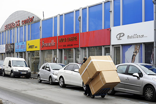 巴黎郊區奧貝維埃（Aubervilliers）市，擁有700多家華人經營的紡織品貿易批發店，是法國甚至歐洲最大的中國紡織品交易市場。那裡的華人商家經常成為被搶劫的對象。 （BERTRAND GUAY/Getty Images）