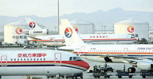 機艙氧氣罩脫落 東方航空客機迫降南昌機場