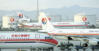 機艙氧氣罩脫落 東方航空客機迫降南昌機場