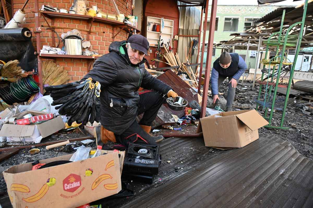 2023年1月9日，俄羅斯持續入侵烏克蘭之際，哈爾科夫州（Kharkiv）謝夫琴科夫村（Shevchenkove）遭到俄羅斯導彈襲擊，當地市場上的賣家正在整理部份被摧毀的商品。（SERGEY BOBOK/AFP via Getty Images）