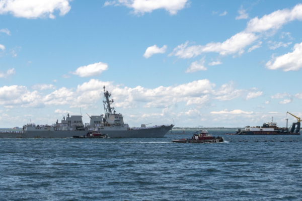 2025年5月6日,阿利‧伯克級導彈驅逐艦「福雷斯特‧謝爾曼號」(DDG 98)離開諾福克海軍基地,執行預定部署任務,該艦隸屬於傑拉爾德·R·福特航空母艦打擊群(GRFCSG)。(U.S. Navy photo/video by Mass Communication Specialist 2nd Class Porsha Thompson)