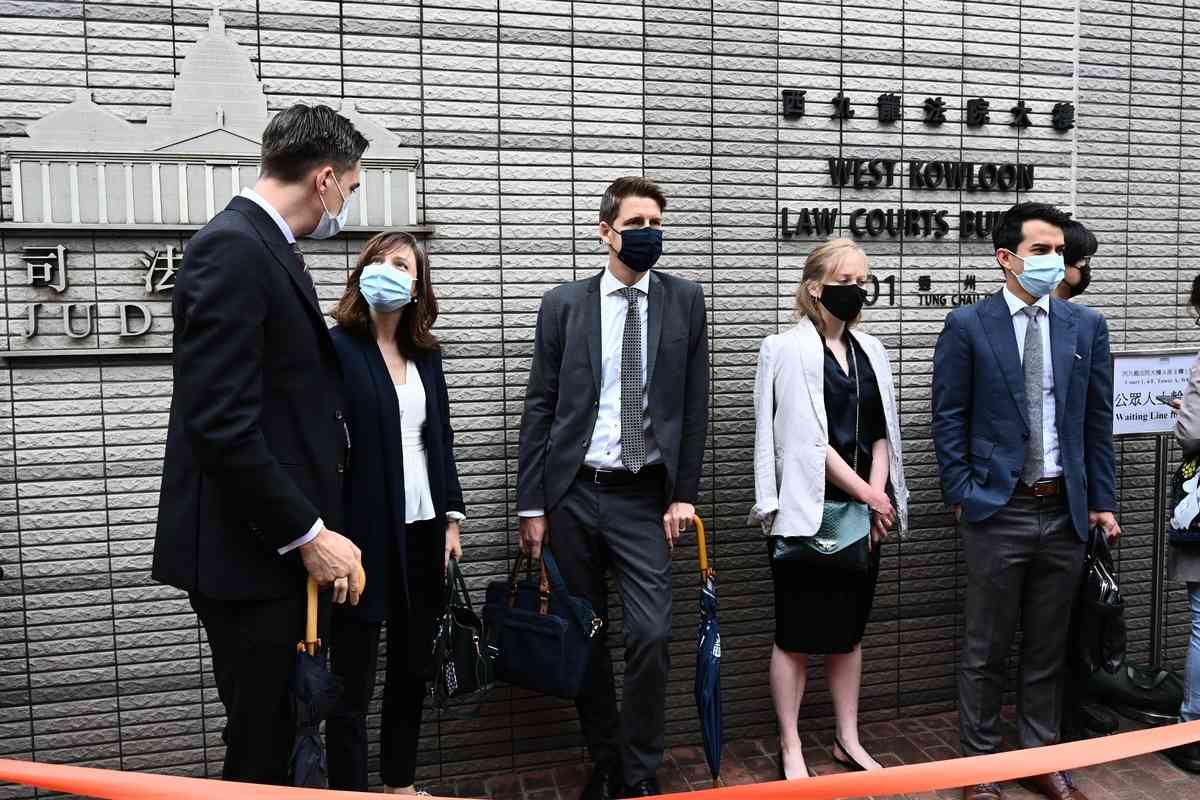 2021年4月16日，香港「8.18集會」與「8.31集會」案進行宣判程序。圖為4月16日，澳洲、加拿大、瑞典、法國、荷蘭的駐港領事官員（從左至右）到法院外關注。（宋碧龍／大紀元）