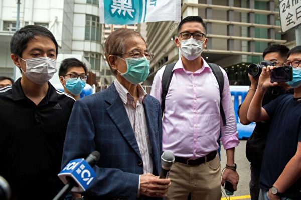 香港立法會前議員及民主派人士李柱銘（中左）在被捕並被指控去年八月組織和參加非法集會後，於2020年4月18日，在離開中區警察局時接受媒體採訪。 （Isaac Lawrence/AFP via Getty Images）