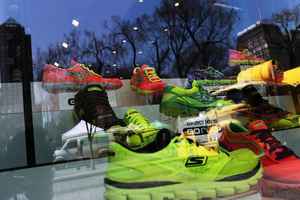 Skechers避開與Nike競爭 填補對手空缺取得成功