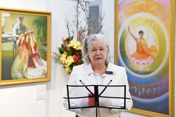 2025年9月23日,多位嘉賓出席了在Mona Vale創意畫廊舉辦的「真善忍美展」開幕式。悉尼北海灘(Northern Beaches)市市長蘇‧海因斯(Sue Heins)為美展開幕致辭。(王楠/大紀元)