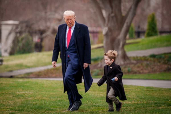 圖為2025年3月14日,華盛頓特區,美國總統特朗普(Donald Trump)與白宮高級顧問、Tesla及SpaceX行政總裁馬斯克(Elon Musk)之子小X(X Musk, X Æ A-12)並肩走向海軍陸戰隊一號(Marine One),準備從白宮南草坪(South Lawn)登機。特朗普當天前往佛羅里達州海湖莊園(Mar-a-Lago)度周末。(Andrew Harnik/Getty Images)