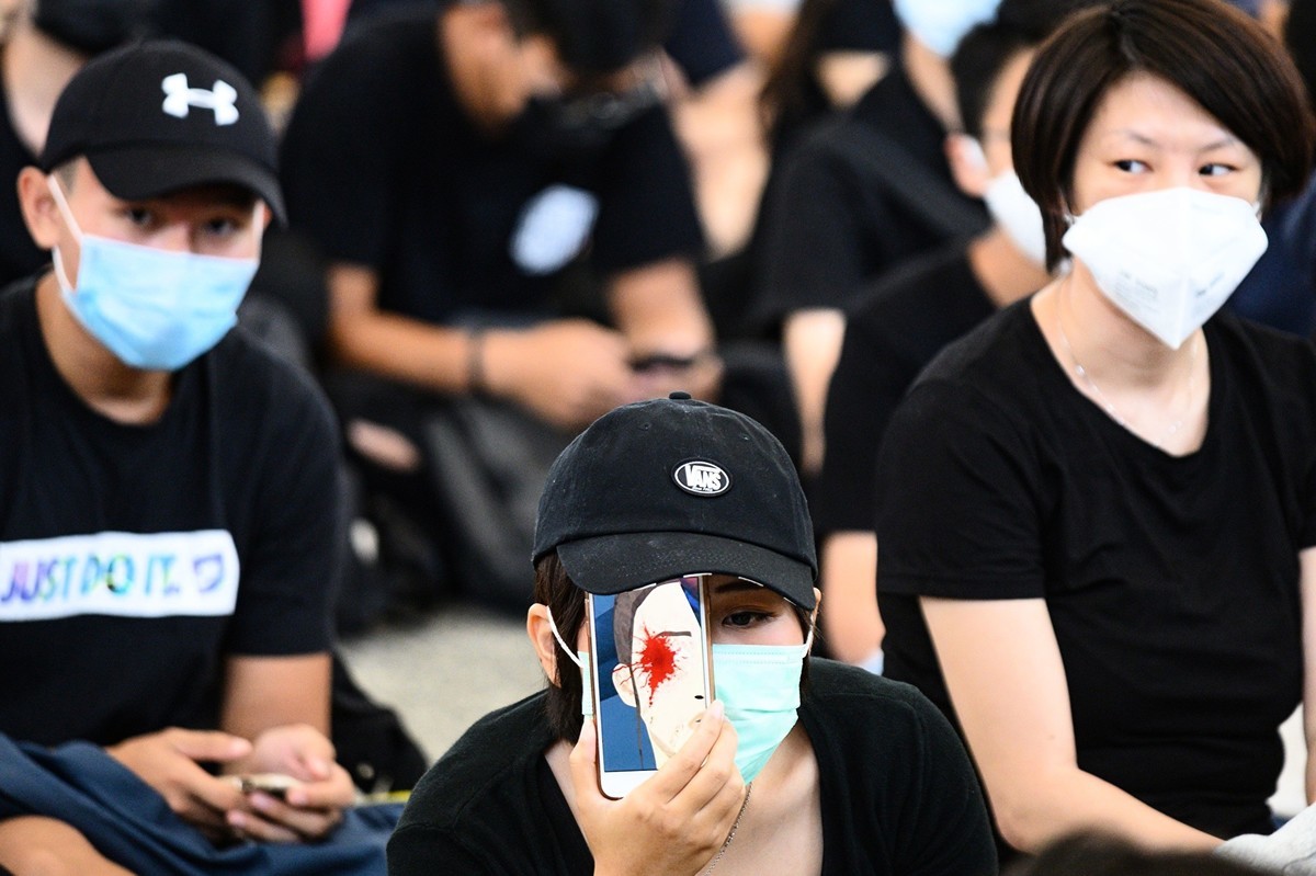 日本10歲女孩島津知佳專程搭機前往香港機場訪問反送中事件的抗議人士，此舉獲得網民的稱讚。圖為2019年8月13日，香港機場內的抗議人士。（PHILIP FONG／AFP／Getty Images​）