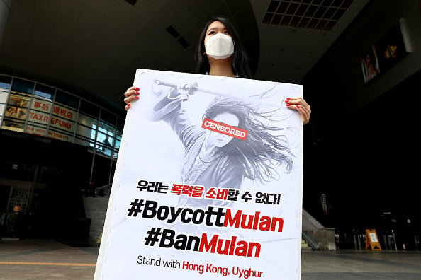 2020年9月17日，迪士尼影片《花木蘭》在南韓上映，一名女子手舉「抵制木蘭」的牌子表示抗議。（Chung Sung-Jun/Getty Images）
