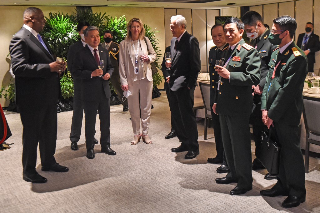 ​2022年6月11日，美國防長奧斯汀（左一）和中共防長魏鳳和（右四）參加「香格里拉對話」會議的圓桌午餐會。（Roslan Rahman/AFP）