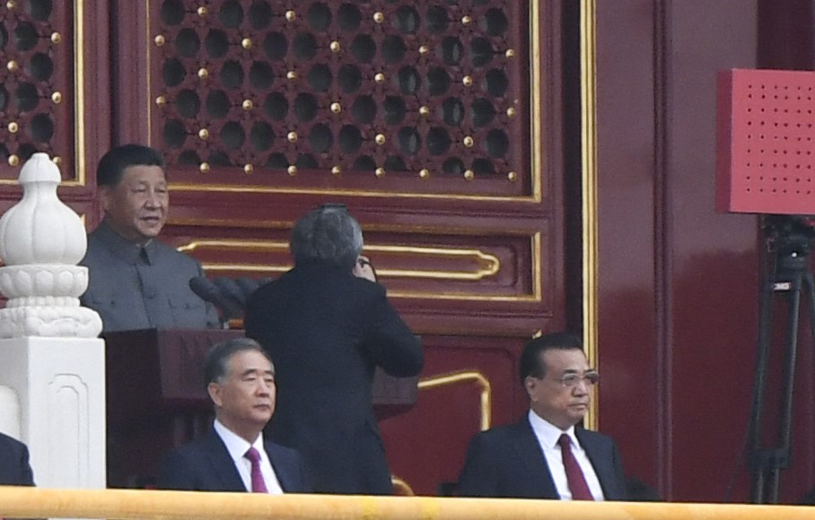 2021年7月1日的黨慶，天安門城樓上的李克強（右）等中共高層在習近平講話時都難有笑容。國際局勢不斷惡化，令他們憂慮。（Wang Zhao/AFP via Getty Images）