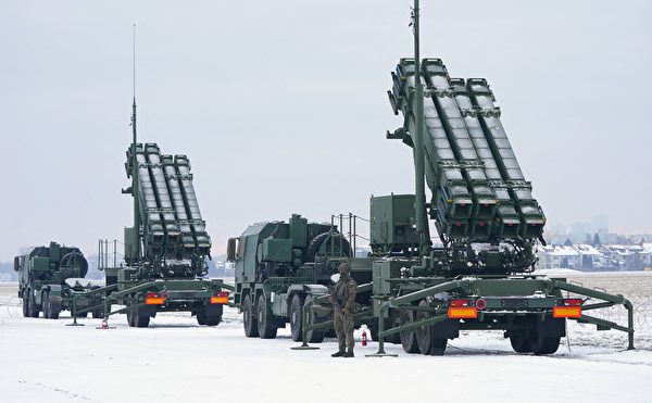 2023年2月7日,波蘭華沙巴比採機場(Warsaw Babice Airport),波蘭軍方舉行演習時,出動了愛國者(Phased Array Tracking Radar to Intercept on Target,簡稱PATRIOT)地對空導彈系統。(Janek Skarzynski/AFP)