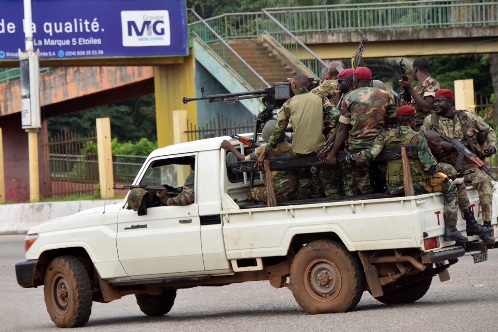 2021年9月5日，在傳出持續的槍聲後，畿內亞武裝部隊成員開車穿過首都科納克里的Kaloum中心社區。（CELLOU BINANI/AFP）