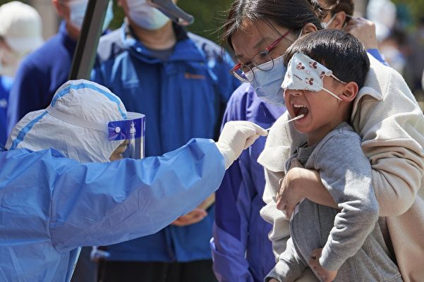 2022年4月17日，在上海浦東區COVID-19封鎖期間，一名兒童在一個大院中接受病毒測試。（LIU JIN/AFP）