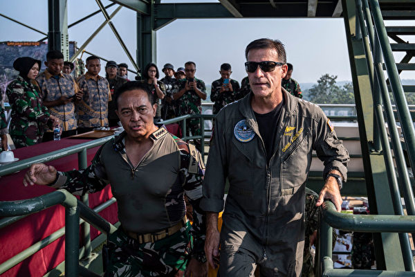2022年8月12日，在超級鷹盾聯合軍事演習期間，美國印太司令部司令阿奎利諾上將（John Aquilino，右）與印尼武裝部隊總司令安佩爾卡薩（Andika Perkasa）在一起。 （Juni Kriswanto / AFP）