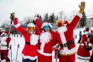 【圖輯】美國數百聖誕老人齊滑雪 為慈善籌款