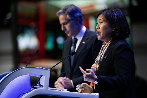2022年11月17日，美國貿易代表戴琪（Katherine Tai，右）和美國國務卿布林肯（Antony Blinken）在泰國舉行的APEC會議期間召開記者會。11月18日，戴琪與中共商務部部長王文濤會面。（Lauren DeCicca/Getty Images）