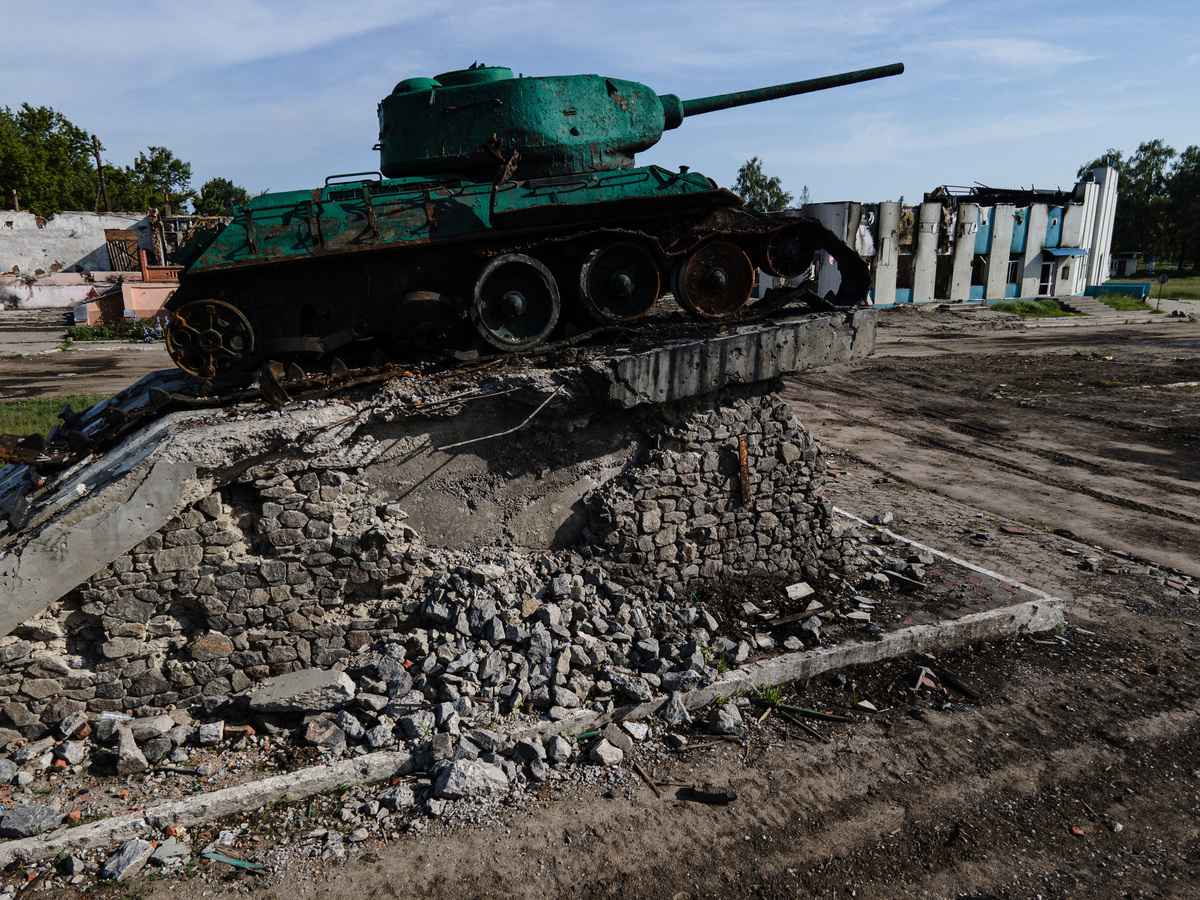 2022年6月2日，在烏克蘭特羅斯蒂亞內茨（Trostyanets），人們可以看到一個被損壞的蘇聯坦克紀念碑。莫斯科於2月24日入侵烏克蘭後，俄軍佔領了蘇梅（Sumy）地區大片土地，之後烏軍於4月重新奪回該地區控制權。此後，俄羅斯將其火力集中到該國南部和東部。（Alexey Furman/Getty Images）