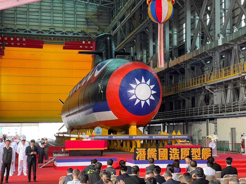 台灣首艘自製潛艦亮相守護自由民主
