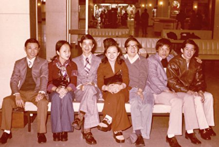 1975年，黃強（右三）和其他成功偷渡的親朋好友在香港九龍。（黃強提供）