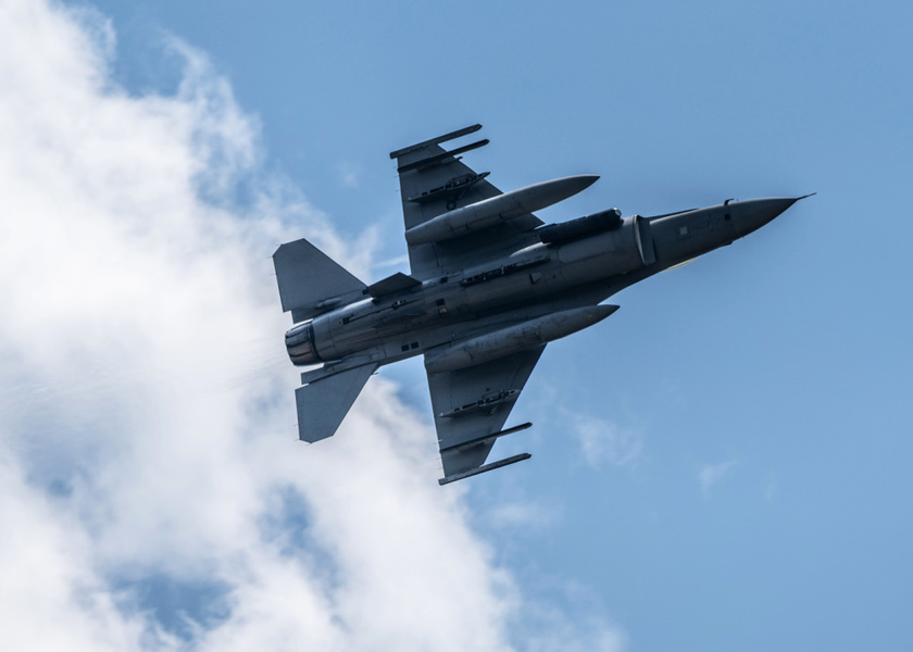 伊拉克戰爭中 美軍F-16戰機以音爆拯救英軍