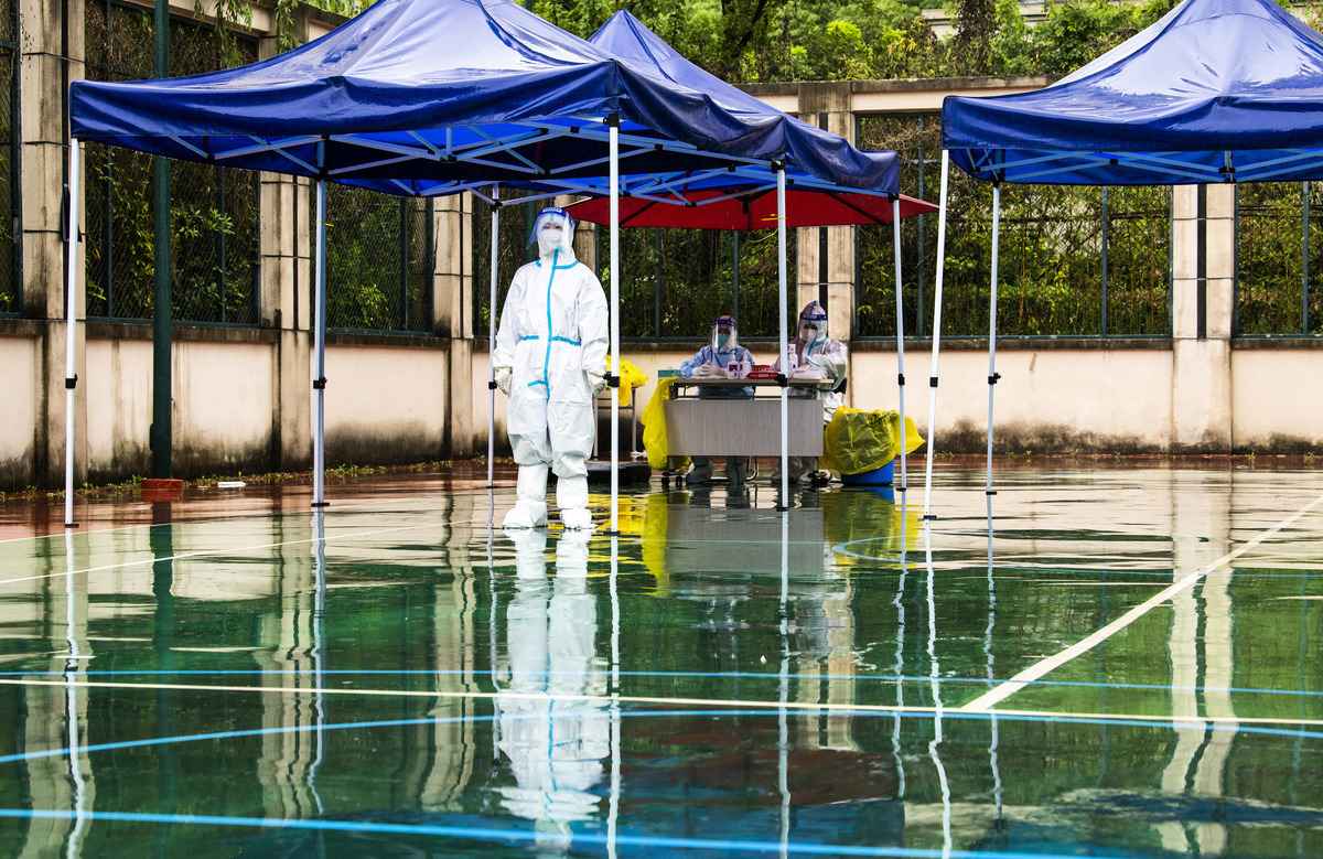圖為2022年5月13日，上海浦東區一個被封鎖的大院中的核酸檢測站。（LIU JIN/AFP）