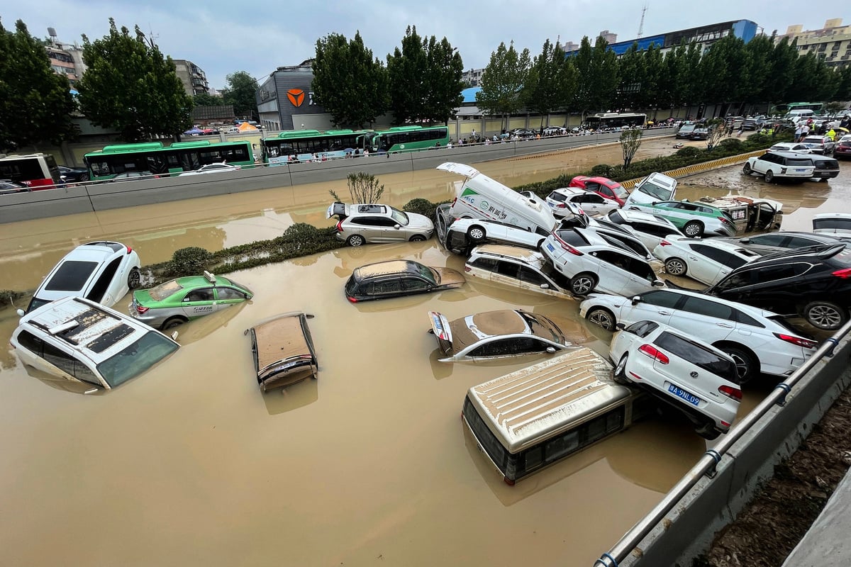 2021年7月21日，河南省鄭州市遭遇暴雨襲擊後，大量汽車浸泡在洪水中。（STR/AFP via Getty Images）