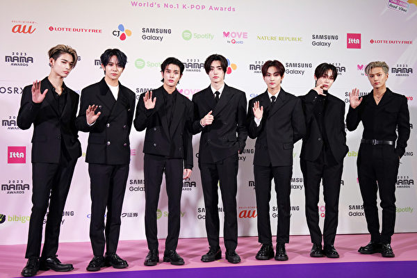 南韓男團ENHYPEN出席2023 MAMA Awards紅毯照。（Christopher Jue/Getty Images）