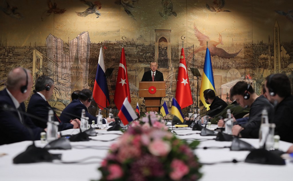 2022年3月29日，俄烏代表團在土耳其舉行會談後，俄方宣布大幅減少在烏克蘭首都基輔的軍事行動。圖為土耳其總統埃爾多安（Recep Tayyip Erdogan，中）當天在伊斯坦堡宣布烏克蘭和俄羅斯會談開始。（Murat Cetin Muhurdar/Turkish Presidential Press Service/AFP）