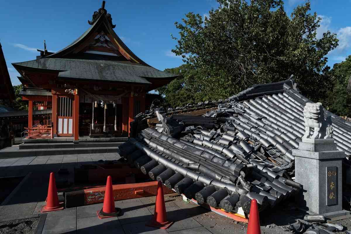 2026年7月29日，日本熊本縣嘉島町一座神社的部份建築在地震中受損。（Tomohiro Ohsumi/Getty Images）