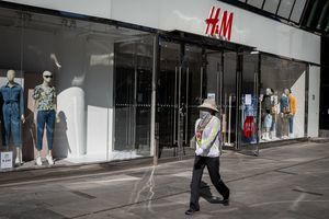 【新疆棉】電商和APP集體下架H&M 北京門店內照常排隊