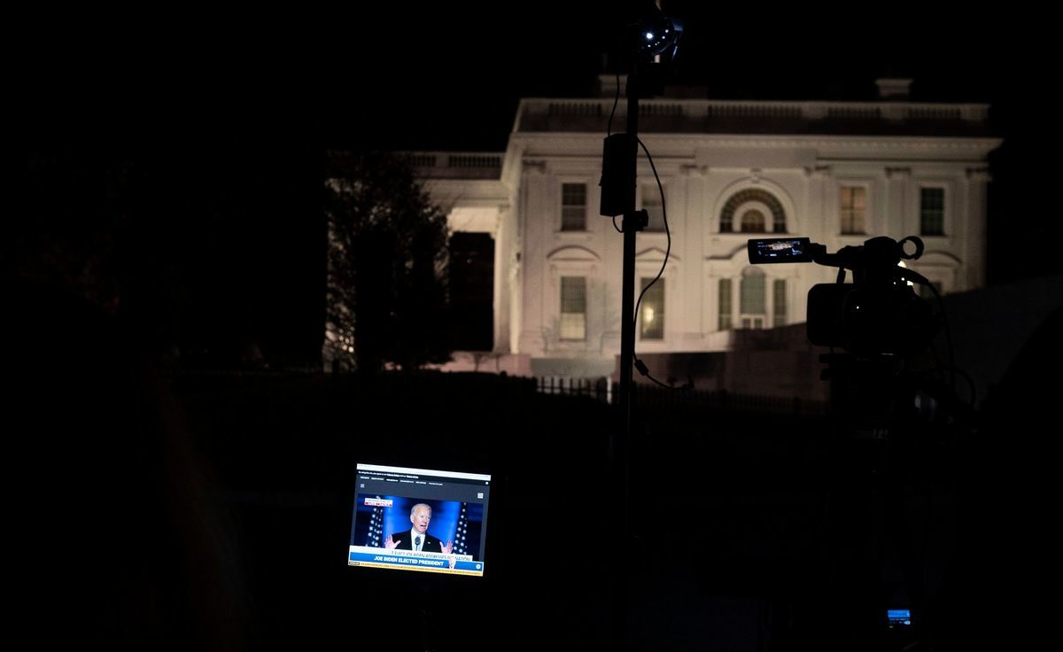 2020年11月7日在華盛頓特區白宮附近的監視器顯示，民主黨總統候選人拜登（Joe Biden）宣佈「勝選」。（Andrew Caballero-Reynolds/AFP via Getty Images）