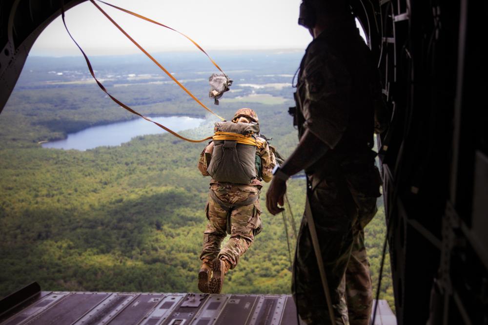 2022年8月3日，一名參加「2022年國際傘兵節」的傘兵從CH-47直升機上跳下。（Eric Kestner/U.S. Army Reserve）