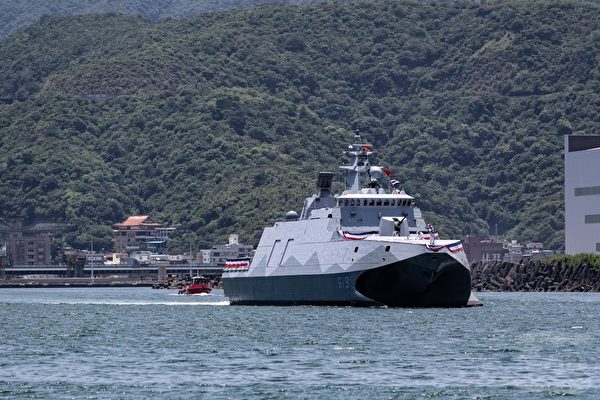 台灣海軍首艘沱江級艦「塔江軍艦」航行於蘇澳港。（軍聞社提供）