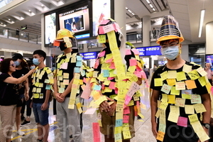 組圖2：香港機場現連儂人 貼滿港民心聲
