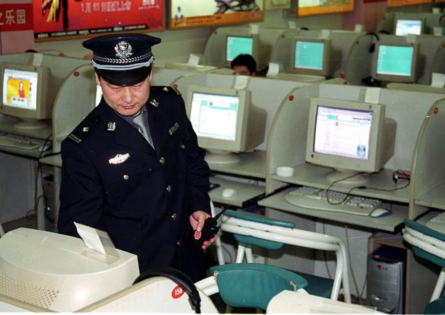 北京一家網吧，警察正在巡邏。（法新社）