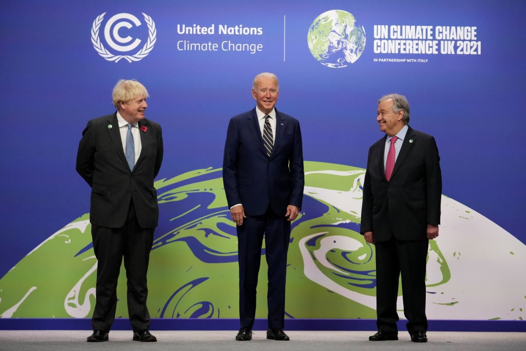 圖為英國首相約翰遜（左）、美國總統拜登（中）和聯合國秘書長古特雷斯2021年11月1日在聯合國氣候峰會上。（Christopher Furlong/Getty Images）