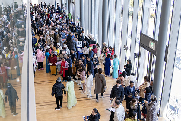 2024年1月14日下午,神韻紐約藝術團在大阪府堺市民藝術文化廳(Sakai Performing Arts Center)進行了第二場演出。繼前一日的爆滿之後,當天演出再次出現大爆滿盛況,主辦方不得不開放預定之外的座位,以滿足觀眾的觀看熱情。(藤野偉/大紀元)