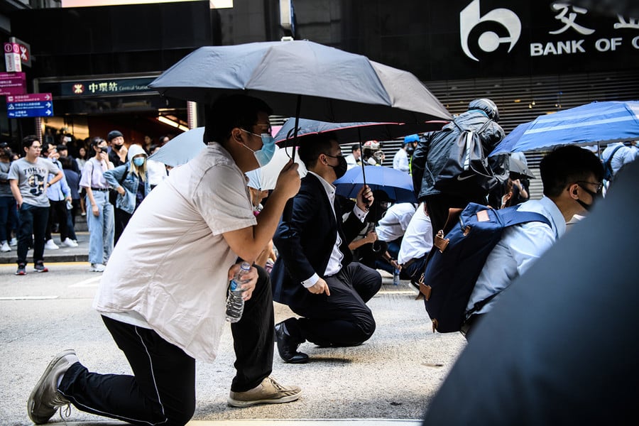 不滿港府對訴求回應 香港白領加入抗議