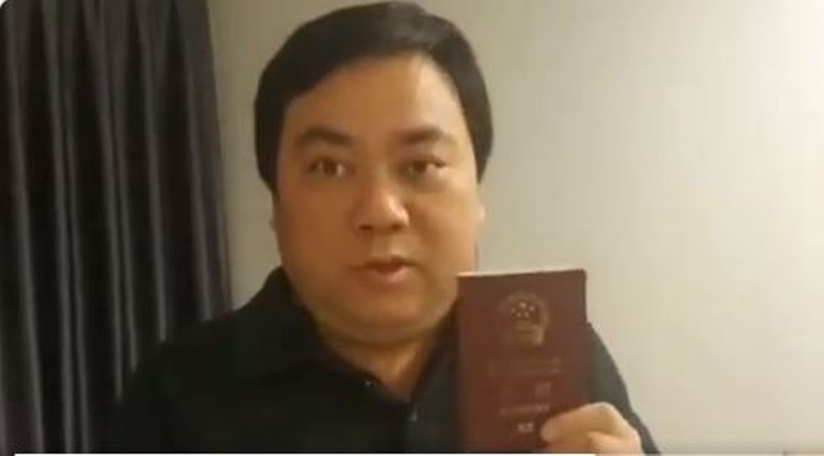一名滯留泰國無法回到中國的華人男子手持中國護照嗆聲中共戰狼洩憤。有知情網民表示，這位男子疫情期間想回中國大陸，但是拿不到降落許可。（影片截圖）