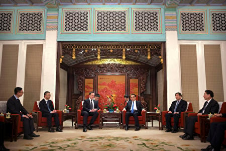 圖為2018年1月9日，TeslaCEO馬斯克（左3）與中共國務院總理李克強（右3）會談期間。（Mark Schiefelbein-Pool/Getty Images）