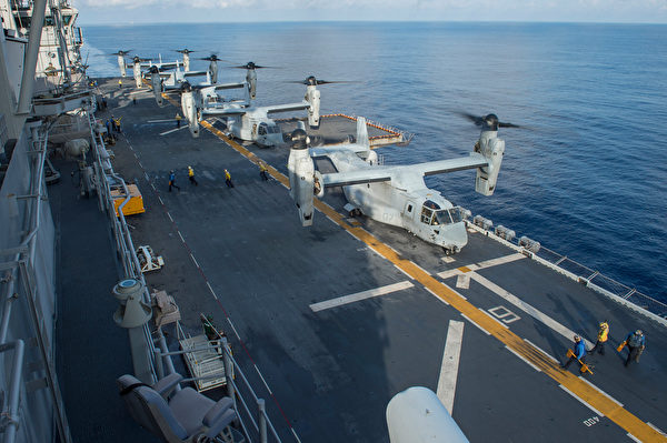 2016年10月27 日，美軍兩棲攻擊艦好人理查德號在東海訓練，艦上的MV-22B魚鷹傾轉翼直升機搭載海軍陸戰隊正準備起飛。（美國海軍）