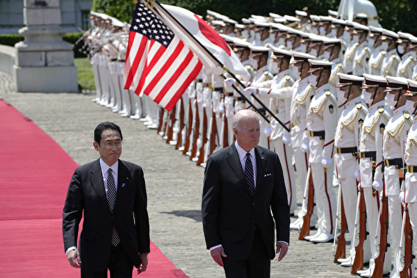 2022年5月23日，日本東京赤阪迎賓館的歡迎儀式上，美國總統拜登與日本首相岸田文雄一起檢閱儀仗隊。 （Eugene Hoshiko – Pool/Getty Images）