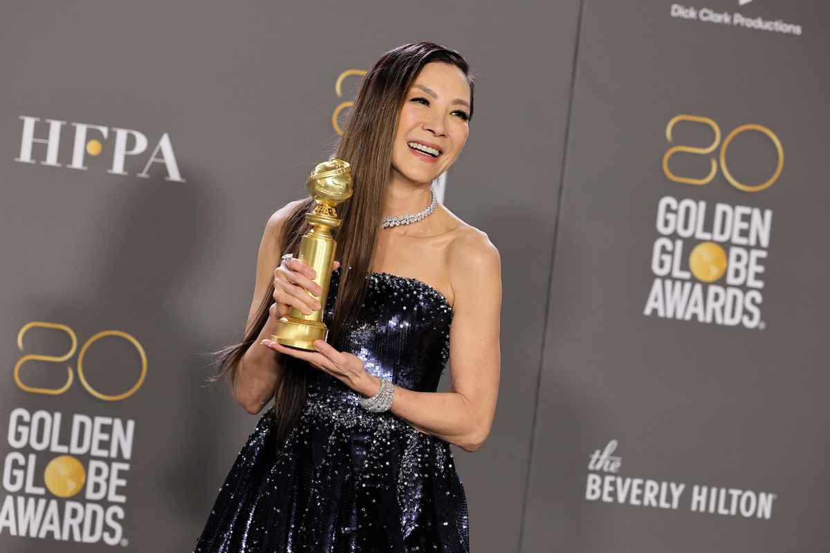 1月10日晚，第80屆金球獎在洛杉磯揭曉，楊紫瓊奪得「音樂／喜劇類」最佳女主角。（Amy Sussman/Getty Images）