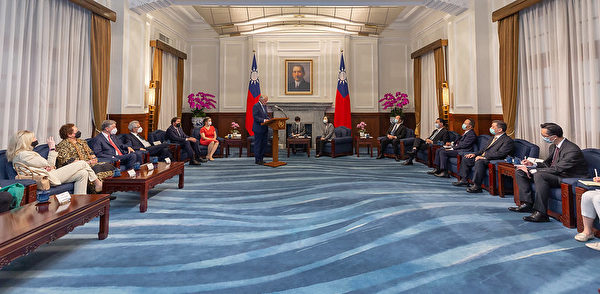 2022年8月15日，台灣總統蔡英文接見美國聯邦參議院Ed Markey率領的美國議員訪團。（台灣總統府提供）