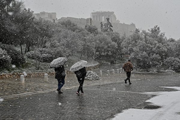 2022年1月24日，希臘雅典，衛城（Acropolis）附近白雪紛飛。（Louisa Gouliamaki/AFP）
