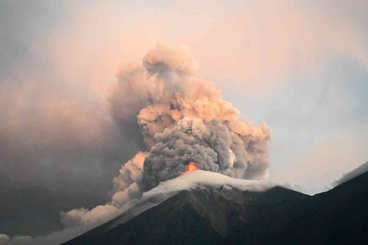 2026年8月4日，危地馬拉的活火山富埃戈火山持續噴發，火山口噴出的熔岩噴泉高達約200至300米，火山灰柱直衝5000米以上高空，並向外擴散至最遠120公里處。（Johan Ordonez/AFP via Getty Images）