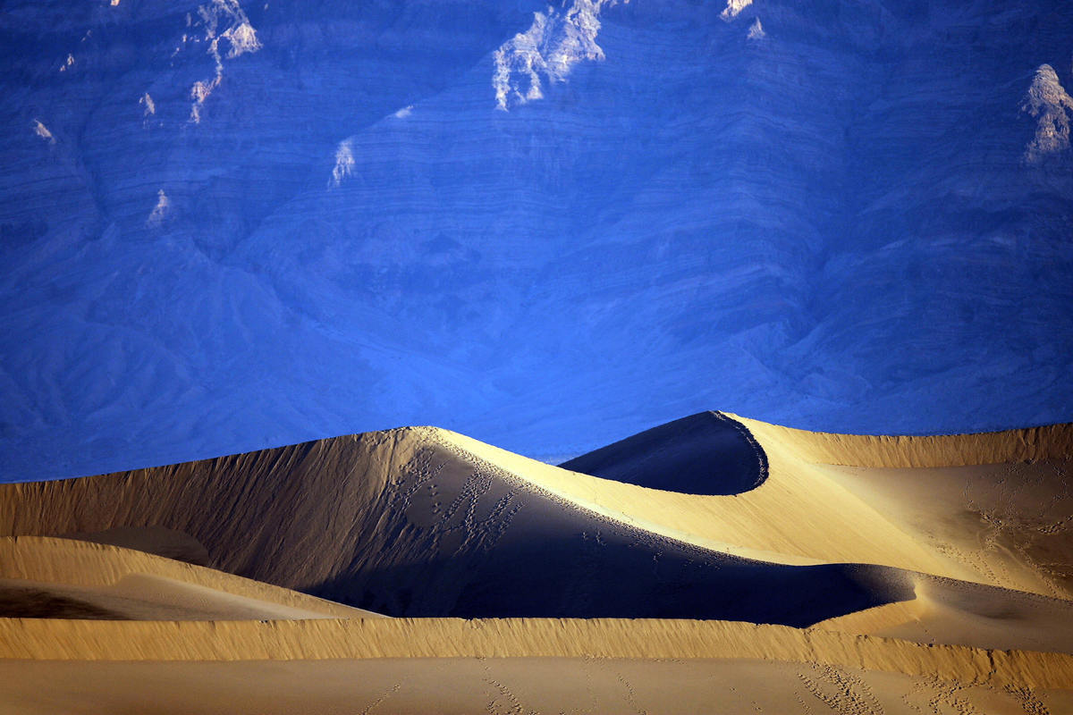 加州死亡谷斯托夫派普威爾士（Stovepipe Wells）村附近的沙丘（攝於2006年11月19日）。美國最大的國家公園擁有超過330萬英畝的沙漠荒野。（GABRIEL BOUYS/AFP via Getty Images）