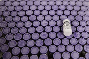 拜登政府下令增購2億劑COVID-19疫苗